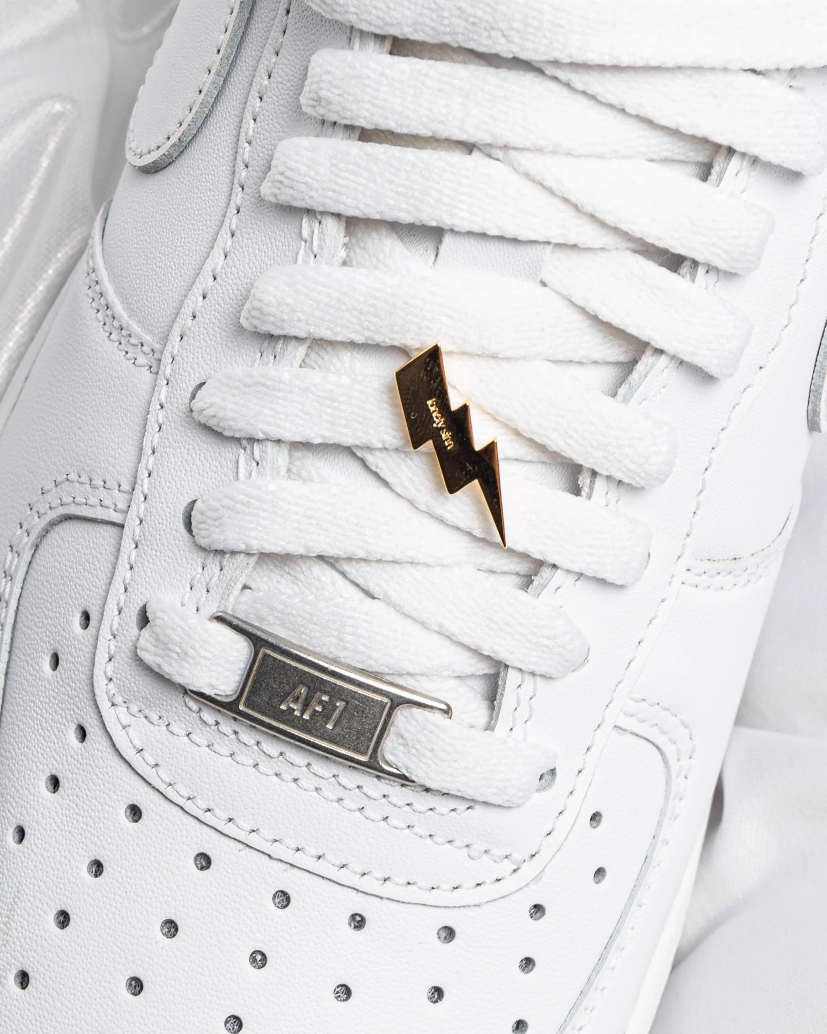 Thunderbolt Shoe Pendant Gold - Image 4